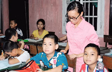 Lớp học tình thương đã giúp nhiều trẻ em nghèo, mồ côi ở TP Huế học được con chữ. Lớp học tình thương đã giúp nhiều trẻ em nghèo, mồ côi ở TP Huế học được con chữ.