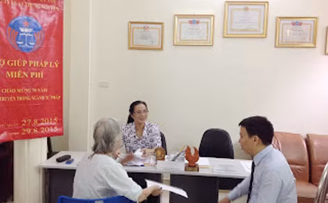 Người dân được trợ giúp pháp lý miễn phí nhân dịp 71 năm Ngày truyền thống Luật sư Việt Nam.
