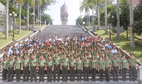 Cán bộ, chiến sĩ Báo CAND về nguồn tại di tích Nha Công an Trung ương, nơi đặt nhà in Rèn Luyện trong kháng chiến chống Pháp. Ảnh: Thiện Hoàng
