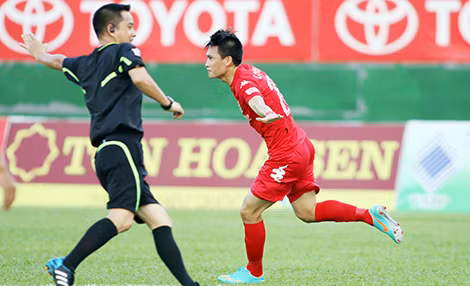 Công Vinh (phải) mong một chiếc cúp vàng cho kỳ AFF Cup cuối đời. Ảnh: H.M.