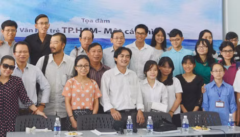 Các nhà văn trẻ TP Hồ Chí Minh giao lưu với sinh viên trong một buổi tọa đàm.