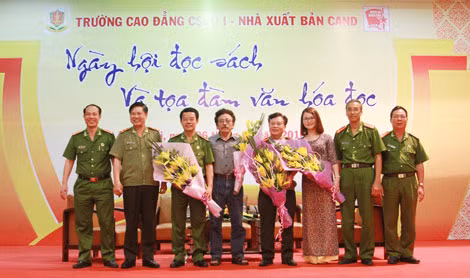 Trung tướng Nguyễn Xuân Mười, Phó Tổng cục trưởng Tổng cục Chính trị CAND cùng lãnh đạo Nhà xuất bản CAND trong buổi giao lưu tại Trường Cao đẳng CSND I.