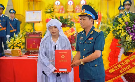 Sư đoàn Phòng không 363 trao quyết định cho gia đình Liệt sỹ.
