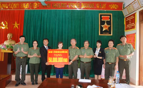 Đại tá Đặng Văn Lân, Phó Tổng biên tập Báo CAND, đại diện Tập đoàn Khách sạn Mường Thanh trao tiền hỗ trợ xây nhà tình nghĩa tới người thân Trung úy Sùng A Nếnh. Đại tá Đặng Văn Lân, Phó Tổng biên tập Báo CAND, đại diện Tập đoàn Khách sạn Mường Thanh trao tiền hỗ trợ xây nhà tình nghĩa tới người thân Trung úy Sùng A Nếnh.