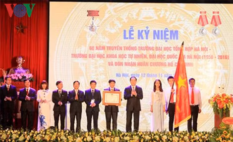 Chủ tịch nước Trần Đại Quang trao Huân chương Hồ Chí Minh lần hai cho Đại học Khoa học tự nhiên, Đại học Quốc gia Hà Nội.