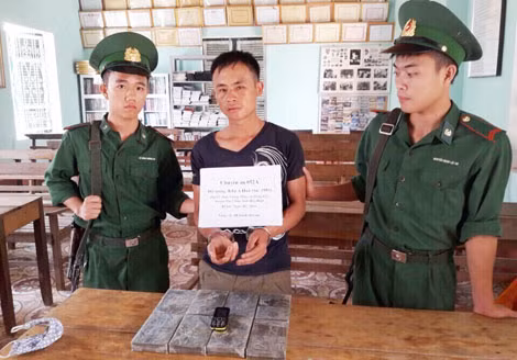 Đối tượng và tang vật bị bắt giữ.