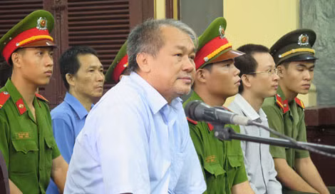 Bị cáo Danh và các đồng phạm tại phiên tòa sơ thẩm.