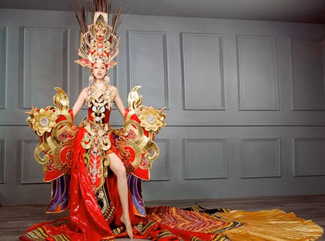 Dù bị dư luận chê bai, bộ váy “Sen vàng Việt Nam” cuối cùng đã giúp Khả Trang giành giải trang phục dân tộc đẹp nhất tại “Hoa hậu Siêu quốc gia 2016”. Dù bị dư luận chê bai, bộ váy “Sen vàng Việt Nam” cuối cùng đã giúp Khả Trang giành giải trang phục dân tộc đẹp nhất tại “Hoa hậu Siêu quốc gia 2016”.