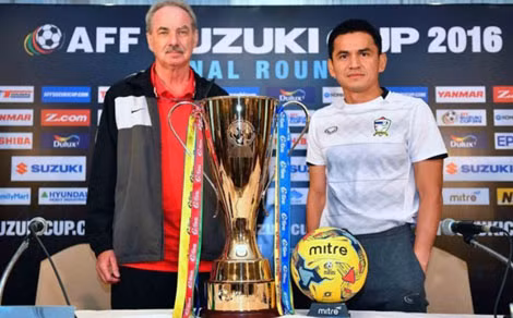 Cả Riedl lẫn Kiatisak đều đối diện với nhiều lo âu hậu AFF Cup năm nay.