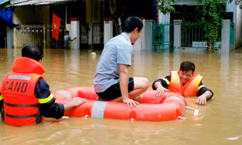 Lực lượng công an giúp người dân di dời đến nơi an toàn. Ảnh: Báo Yên Bái.