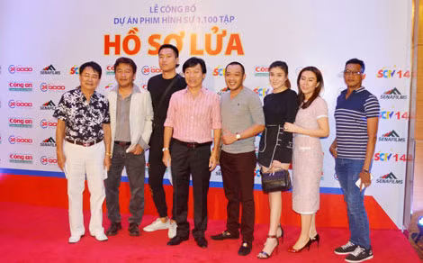 Đạo diễn Võ Ngọc (thứ hai từ trái sang) và dàn diễn viên phần 1 “Mật danh Đ9”.