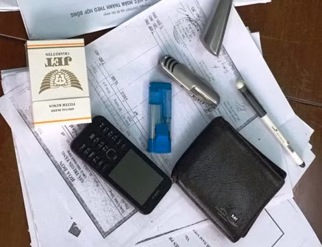 Một số vật dụng thu giữ trên người Minh “lâu đài” khi bị bắt.