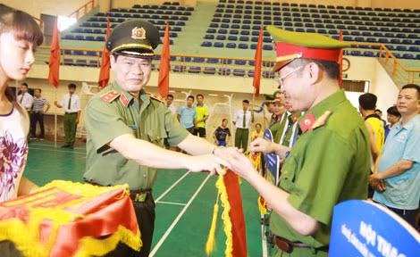 Trung tướng Nguyễn Xuân Mười tặng Cờ lưu niệm cho các đội thi và đánh trống khai mạc Hội thao.