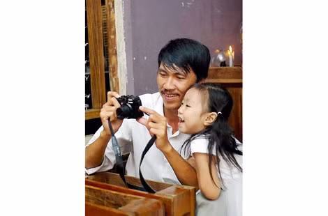 Nhà văn Nguyễn Ngọc Thuần và con gái.