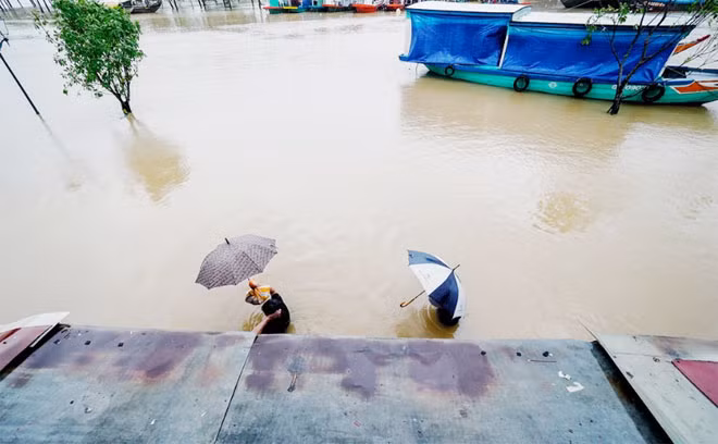 Những chỗ nông, họ có thể lội bộ đi lại.
