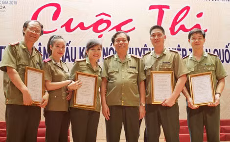 Diễn viên Nguyễn Hải (ngoài cùng bên trái) cùng các đồng nghiệp tại Đoàn Kịch nói Công an nhân dân. Diễn viên Nguyễn Hải (ngoài cùng bên trái) cùng các đồng nghiệp tại Đoàn Kịch nói Công an nhân dân.