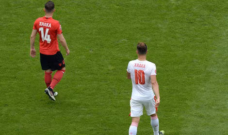 Anh em nhà Xhaka trên hai chiến tuyến trong trận đấu giữa Albania và Thụy Sỹ.
