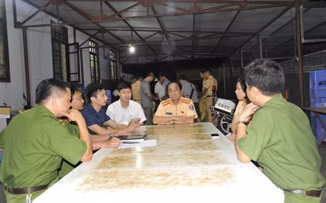 Đại tá Trần Quốc Trung động viên, khen thưởng cán bộ chiến sỹ.