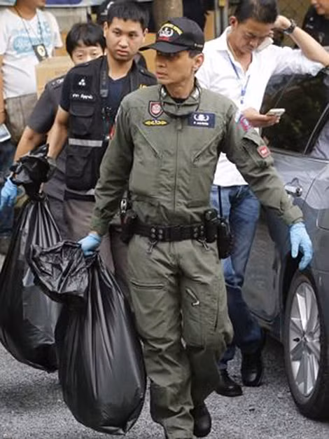 Cảnh sát Thái Lan thu gom tang vật tại nơi ở của nghi can Karadag.