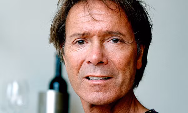 Nam ca sĩ Cliff Richard. ảnh: The Guardian.