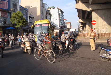 Lực lượng CSGT Hà Nội đảm bảo giao thông thông suốt tại cửa ngõ Thủ đô Hà Nội.