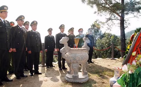 Thứ trưởng Thường trực Đặng Văn Hiếu và đoan công tác của Bộ Công an đã đến viếng, thắp hương ở mộ Đại tướng Võ Nguyên Giáp.