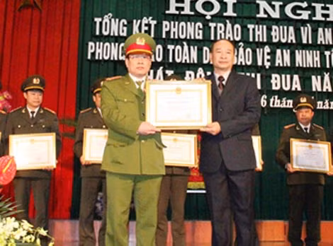 Chủ tịch UBND tỉnh Thái Bình Phạm Văn Sinh trao Bằng khen của UBND tỉnh cho các tập thê, cá nhân có thành tích xuất sắc.