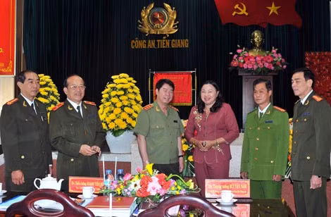 Thượng tướng Bùi Văn Nam, Ủy viên TW Đảng, Thứ trưởng Bộ Công an cùng lãnh đạo tỉnh Tiền Giang và Ban giám đốc Công an tỉnh Tiền Giang. Thượng tướng Bùi Văn Nam, Ủy viên TW Đảng, Thứ trưởng Bộ Công an cùng lãnh đạo tỉnh Tiền Giang và Ban giám đốc Công an tỉnh Tiền Giang.