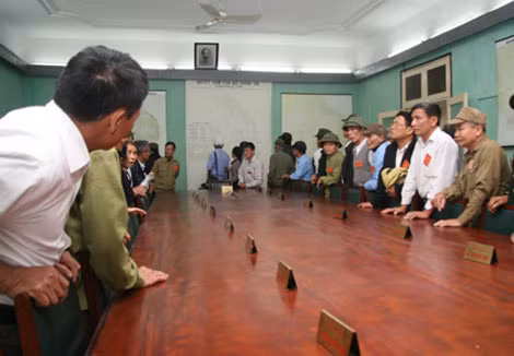 Du khách tham quan phòng họp Bộ Chính trị và Quân ủy Trung ương trong Nhà D67.
