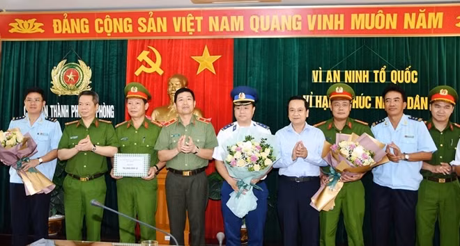 Đang vận chuyển gần 8 tấn quặng thì bị "tóm" ảnh 2