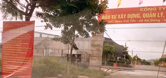 Công ty TNHH Mai Thành An mặc dù vẫn đang hoạt động nhưng bị một số người lạ mặt dựng biển thông báo tạm ngừng hoạt động