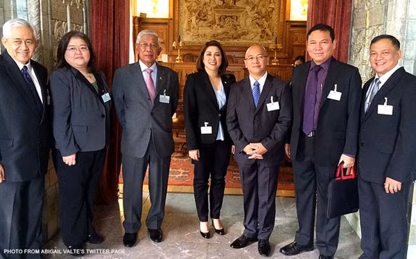 Một số thành viên trong đoàn đại biểu của Philippines tại The Hague. Ảnh: Abigail Valte.