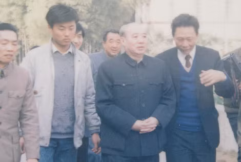 Ông Uông Đông Hưng trong 1 lần đi công tác. Ông Uông Đông Hưng trong 1 lần đi công tác.