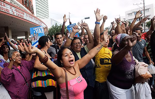 Người dân Cuba đón mừng 3 tù nhân bị giam giữ ở Mỹ trở về, ngày 17/12.