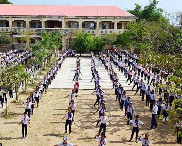 Học sinh Trường THCS Đại Tâm tập thể dục giữa giờ.