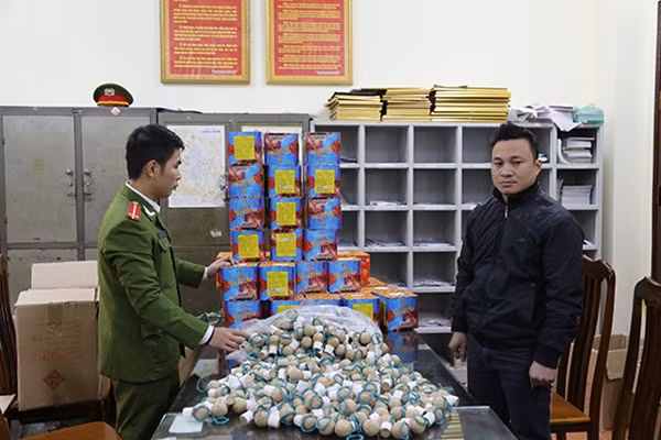 Một đối tượng buôn pháo bị cơ quan Công an bắt giữ.