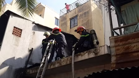 Các chiến sĩ phải phá cửa để tiếp cận đám cháy