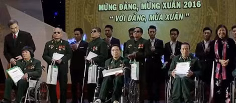 Ban tổ chức trao quà cho các thương, bệnh binh của Trung tâm Điều dưỡng thương binh Duy Tiên, Hà Nam