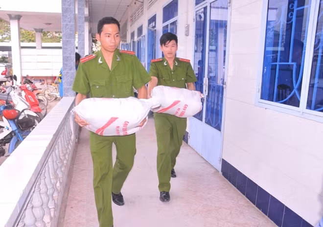 Nhiều cán bộ, chiến sĩ trẻ tích cực tham gia công tác từ thiện.