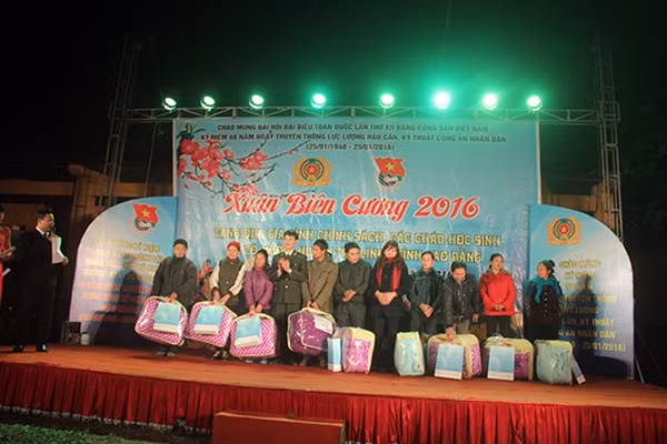 Thượng úy Đỗ Nhật Quang, Bí thư Đoàn Thanh niên Tổng cục HC-KT trao những xuất quà là chăn ấm tặng đồng bào xã Cô Mười.
