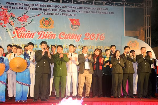 Những tiết mục văn nghệ đầm ấm được tuổi trẻ Tổng cục HC-KT gửi tặng đến bà con nhân dân xã Cô Mười.