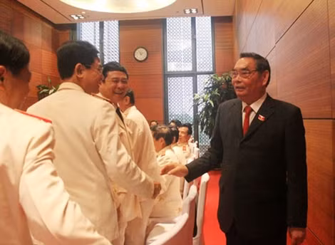 Đồng chí Lê Hồng Anh, Ủy viên Bộ Chính trị, Thường trực Ban Bí thư khóa XI gặp gỡ các đại biểu Đoàn đại biểu Đảng bộ Công an.