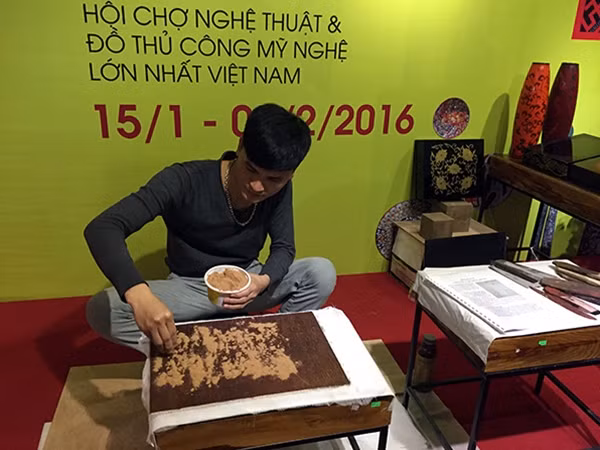 Nghệ nhân Đinh Đức Hải trình diễn nghệ thuật đánh vóc cho tranh sơn mài.