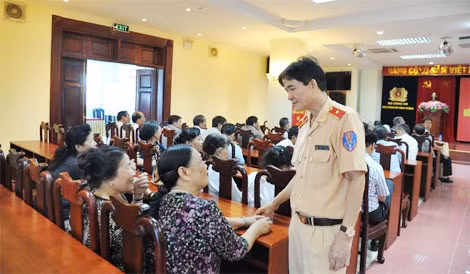 Thiếu tướng Trần Sơn Hà, Cục trưởng Cục Cảnh sát Giao thông cùng các đại biểu dự buổi gặp mặt. Ảnh Việt Hưng.