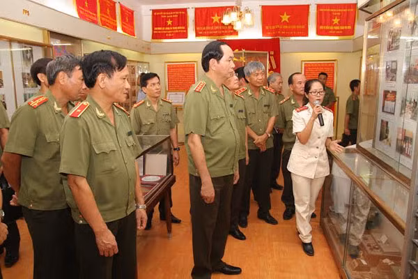Bộ trưởng Trần Đại Quang thăm quan Phòng Truyền thống Cục Kỹ thuật nghiệp vụ II. Ảnh Việt Hưng.