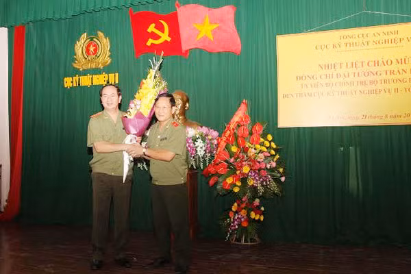 Bộ trưởng Trần Đại Quang chúc mừng Cục Kỹ thuật nghiệp vụ II. Ảnh Việt Hưng.