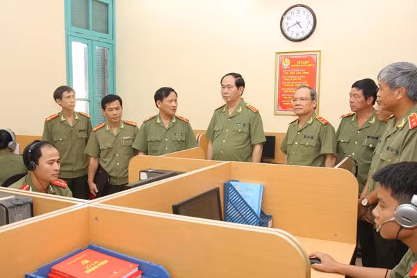 Bộ trưởng Trần Đại Quang kiểm tra công tác đơn vị chiến đấu Cục Kỹ thuật nghiệp vụ II. Ảnh Việt Hưng.