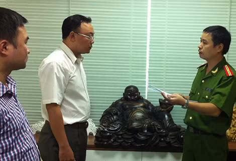 Cơ quan Công an đọc lệnh bắt, khám xét đối với Hsu Ming Jung tức SAGA, kẻ "sáng lập" sàn vàng Khải Thái hoạt động lừa đảo.