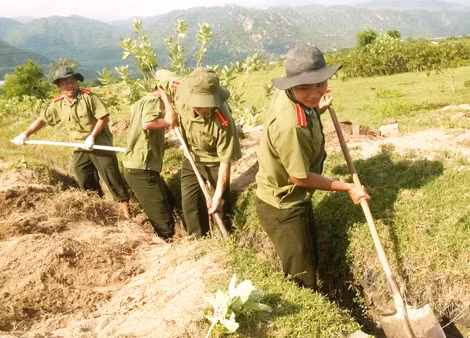 Đoàn viên Công an tỉnh xung kích tình nguyện vì cộng đồng.
