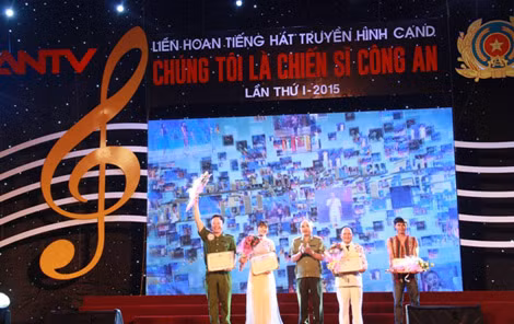 Trung tướng Bùi Bá Định – Phó tổng cục trưởng Tổng cục chính trị CAND trao cờ lưu niệm cho các đơn vị tham gia vòng sơ khảo Liên hoan tiếng hát truyền hình CAND khu vực III và trao hoa cho Ban giám khảo.